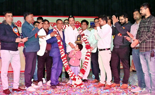 देशभर से खत्री मोदी समाज के होनहार छात्र-छात्राओं एवं प्रतिभाओं का हुआ सम्मान देशभर से खत्री मोदी समाज के होनहार छात्र-छात्राओं एवं प्रतिभाओं का हुआ सम्मान