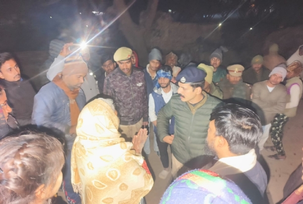 परिजनों से बात करते अफसर