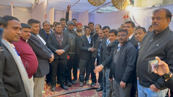 बरेली बार एसोसिएशन चुनाव के दौरान बार भवन सभागार में मतदान करते अधिवक्ता, कड़ी सुरक्षा व्यवस्था के बीच शांतिपूर्वक चलती मतदान प्रक्रिया।