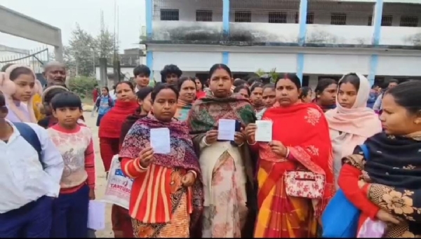 स्कूल में एडमिशन फीस रशीद लेकर प्रदर्शन करती अभिभावक