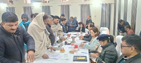 बागपत तहसील सभागार में जनसुनवाई करते  डीएम अस्मिता लाल