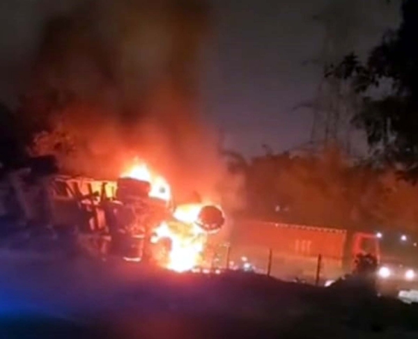 गुरुग्राम में एसपीआर रोड पर वाटिका चौक के पास अनियंत्रित होकर पलटे ट्रक में लगी आग। गुरुग्राम में एसपीआर रोड पर वाटिका चौक के पास अनियंत्रित होकर पलटे ट्रक में लगी आग।