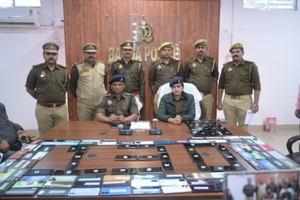 बरामद फोन व पुलिस टीम