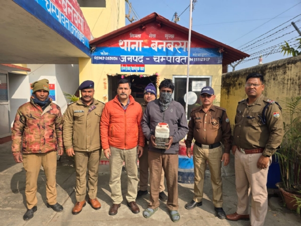 पुलिस टीम के साथ गिरफ्तार चरस तस्कर