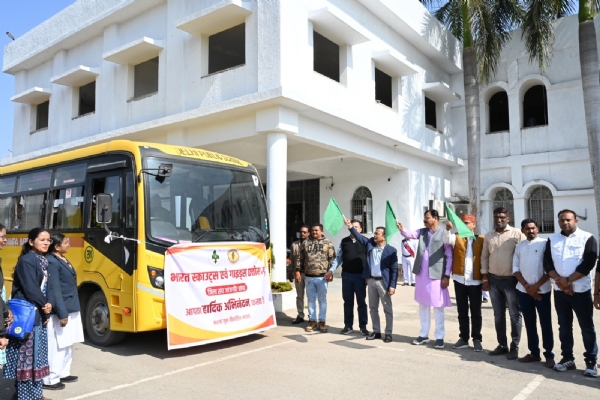 कलेक्टर ने नेशनल रोवर-रेंजर जम्बूरी के लिए जिले के दल को हरी झण्डी दिखाकर किया रवाना