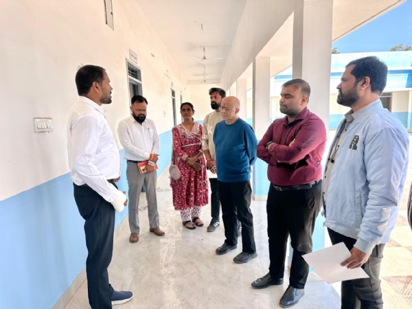 मधुरिमा गुरुकुल का औचक निरीक्षण करते हुए कलेक्टर अबिनाश मिश्रा।