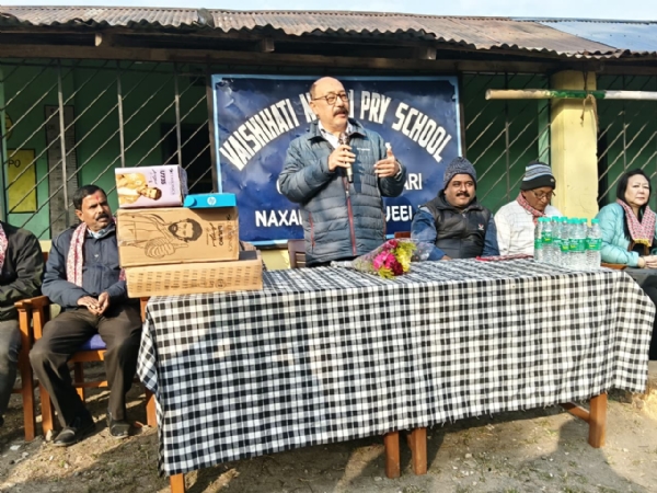 राज्यसभा सांसद एवं दार्जिलिंग वेलफेयर सोसाइटी के प्रमुख हर्षवर्धन श्रृंगला कम्प्यूटर सौंपते हुए राज्यसभा सांसद एवं दार्जिलिंग वेलफेयर सोसाइटी के प्रमुख हर्षवर्धन श्रृंगला कम्प्यूटर सौंपते हुए