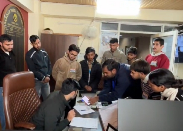 सप्लीमेंट्री परिणाम में अनियमितताओं को लेकर एनएसयूआई के कार्यकर्ता ज्ञापन सौंपते हुए।