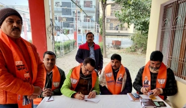 बैठक लेते हुए भाजपा के महानगर अध्यक्ष बैठक लेते हुए भाजपा के महानगर अध्यक्ष