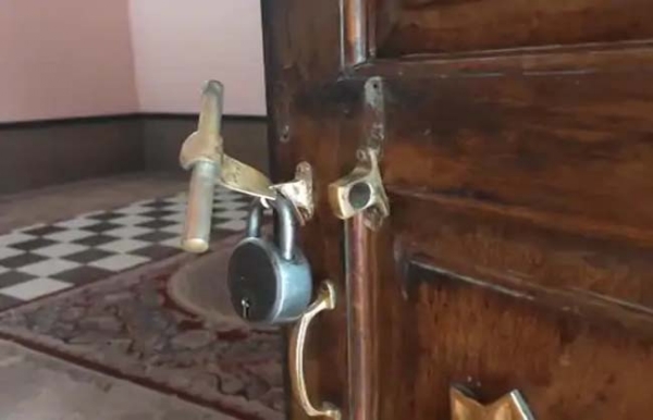 मंदिर के मुख्य गेट का टूटा कुंडा।