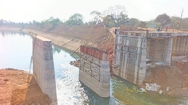 महानदी मुख्य नहर पर पुल निर्माण कार्य जारी है।
