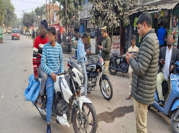 वाहनों की चेकिंग करते पुलिसकर्मी वाहनों की चेकिंग करते पुलिसकर्मी