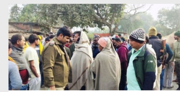 सड़क जाम करते ग्रामीण व परिजन