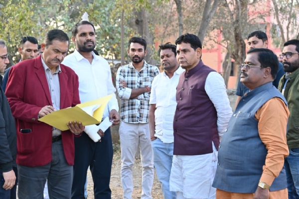 पीजी कालेज धमतरी का निरीक्षण करते हुए मंत्री टंकराम वर्मा।