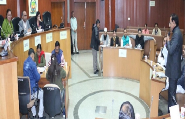 नगर निगम में स्थायी समिति की अध्यक्ष सत्या शर्मा बैठक में।