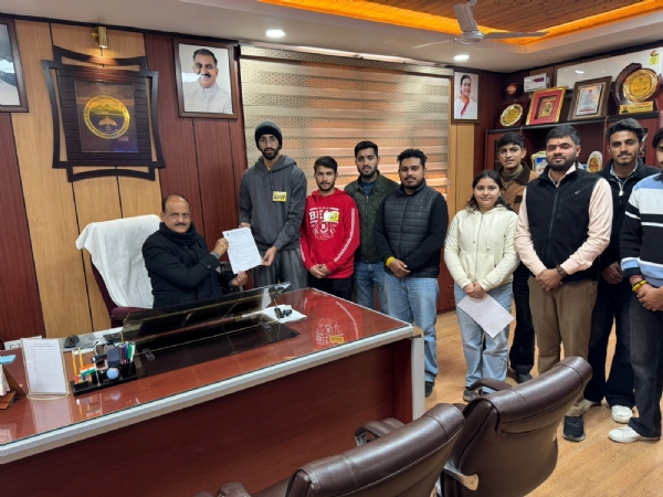 कुलपति को ज्ञापन सौंपते हुए एबीवीपी एसपीयू इकाई के प्रतिभागी।