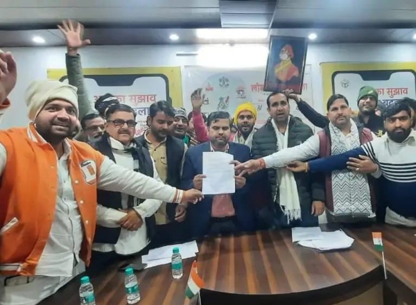 महाराजा सूरजमल की प्रतिमा को लेकर सड़क पर उतरे अनुयाई महाराजा सूरजमल की प्रतिमा को लेकर सड़क पर उतरे अनुयाई