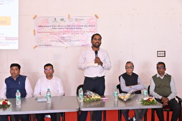 कार्यक्रम को संबोधित करते हुए कलेक्टर अबिनाश मिश्रा व उपस्थित अन्य वक्ता।