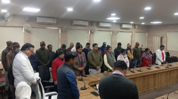 शोक सभा में शामिल लोग शोक सभा में शामिल लोग