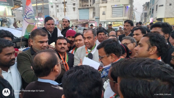 कांग्रेस ने किया प्रदर्शन, एसडीएम को सौंपा ज्ञापन