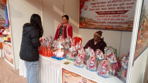 स्टाल में खड़ी युवती