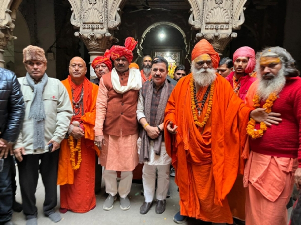 पंचकोशी यात्रा में शामिल संतों का कीडगंज स्थित श्री राम मंदिर में स्वागत करने का छाया चित्र पंचकोशी यात्रा में शामिल संतों का कीडगंज स्थित श्री राम मंदिर में स्वागत करने का छाया चित्र