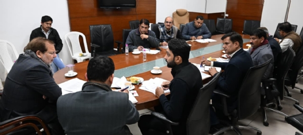 हरियाणा के पर्यटन मंत्री अरविंद शर्मा विभागीय अधिकारियाें की बैठक लेते हुए