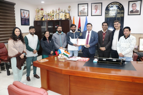 छात्र प्रदीप को सम्मानित करते हुए।