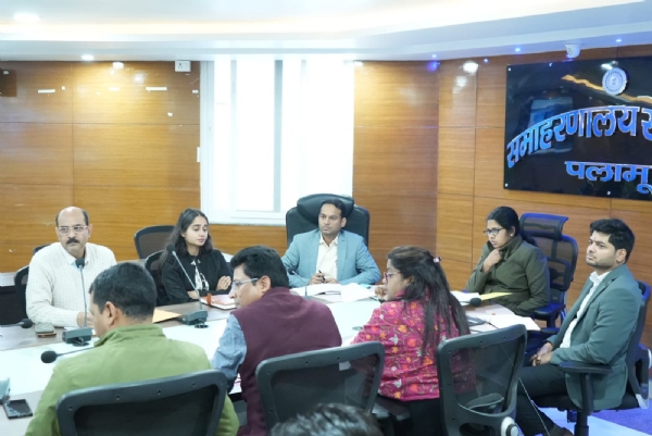 बैठक करती उपायुक्त समीरा एस बैठक करती उपायुक्त समीरा एस