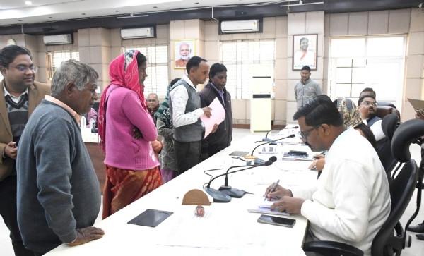 जनदर्शन की फोटो।