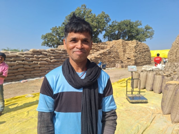 किसान की फाेटाे।