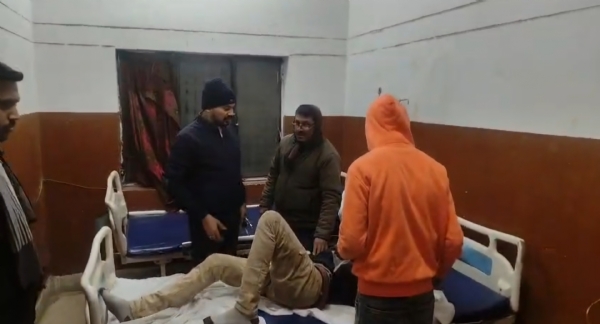 घायल युवक के इलाज करने कीफोटो घायल युवक के इलाज करने कीफोटो