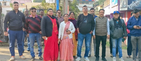 खड़ग़पुर में विकास कार्यों की सूची जारी करते तृणमूल नेता खड़ग़पुर में विकास कार्यों की सूची जारी करते तृणमूल नेता