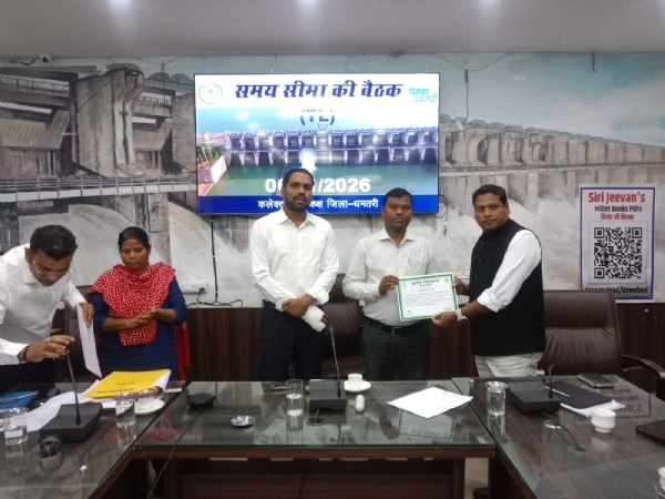 कृषि विस्तार अधिकारी को सम्मानित करते हुए कलेक्टर अबिनाश मिश्रा।