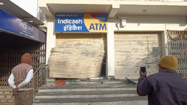 एटीएम में टूटी शटर सहित अन्‍य की तस्‍वीर