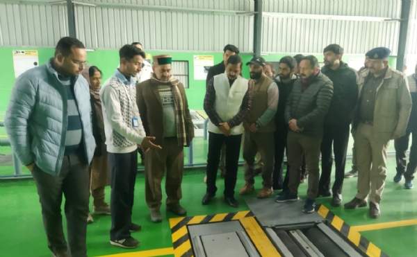 एटीएस का निरीक्षण करते हुए उपमुख्य सचेतक केवल पठानिया।