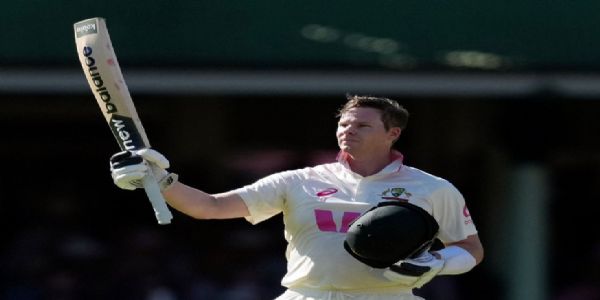 ऑस्ट्रेलियाई कप्तान स्टीव स्मिथ शतक लगाने के बाद खुशी मनाते हुए ऑस्ट्रेलियाई कप्तान स्टीव स्मिथ शतक लगाने के बाद खुशी मनाते हुए