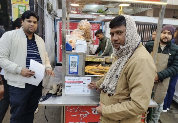 स्ट्रीट फूड वेंडर्स के कार्ट का निरीक्षण करते खाद्य सुरक्षा अधिकारी, साफ-सफाई, हाइजीन और फूड सेफ्टी मानकों का पालन करने के निर्देश देते हुए। स्ट्रीट फूड वेंडर्स के कार्ट का निरीक्षण करते खाद्य सुरक्षा अधिकारी, साफ-सफाई, हाइजीन और फूड सेफ्टी मानकों का पालन करने के निर्देश देते हुए।