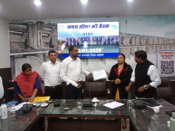 कृषि विस्तार अधिकारी को सम्मानित करते हुए कलेक्टर अबिनाश मिश्रा।