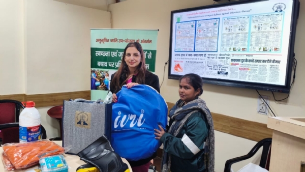 आईवीआरआई, इज्जतनगर में आयोजित दो दिवसीय प्रशिक्षण कार्यक्रम के दौरान सफाई कर्मियों को ज़ूनोटिक रोगों से बचाव व स्वच्छता के उपायों की जानकारी देते विशेषज्ञ एवं प्रतिभागियों को स्वच्छता किट वितरित करते अतिथि।