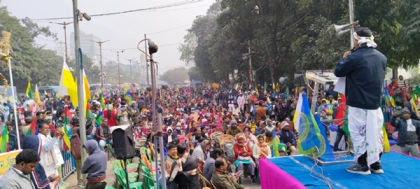 कोलकाता के रानी रासमणि रोड पर आदिवासी समाज का विशाल प्रदर्शन। कोलकाता के रानी रासमणि रोड पर आदिवासी समाज का विशाल प्रदर्शन।