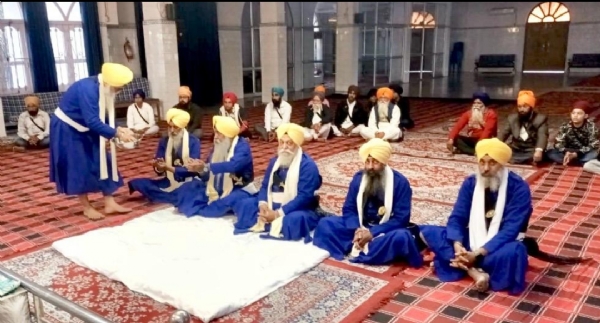 22 श्रद्धालु भक्तों ने खालसा पंथ की दीक्षा ग्रहण करते 22 श्रद्धालु भक्तों ने खालसा पंथ की दीक्षा ग्रहण करते