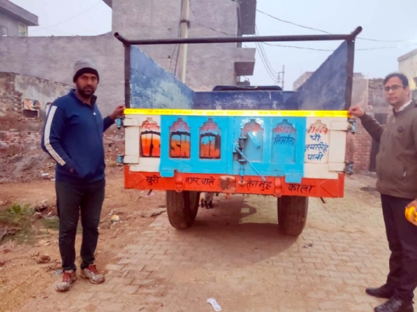 वाहनों पर रिफ्लेक्टर टेप लगाते जिला सुकून काउंसलर एवं मास्टर वॉलिंटियर राहुल शर्मा।