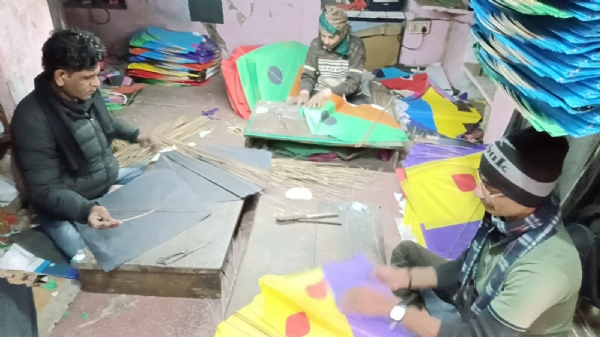 पतंग बना रहे नौशाद