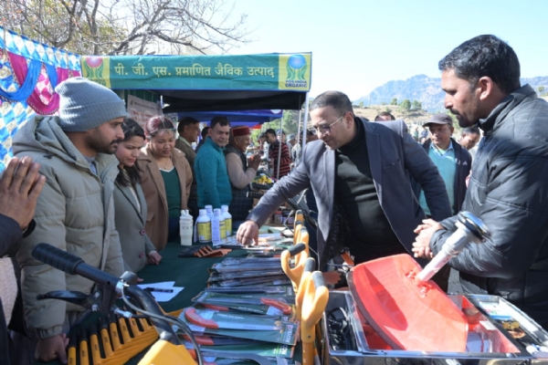 डीएम ने शिविर में विभिन्न विभागों के स्टॉल को परखी डीएम ने शिविर में विभिन्न विभागों के स्टॉल को परखी