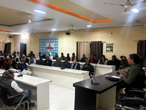 मंदिर-मंदिर हनुमान चालीसा का पाठ, फिर घर-घर पीले चावल से न्यौता मंदिर-मंदिर हनुमान चालीसा का पाठ, फिर घर-घर पीले चावल से न्यौता