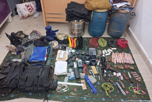 नवीन कैम्प गोगुंडा क्षेत्र से सुरक्षा बलों ने बड़ी मात्रा में नक्सली डंप किया बरामद नवीन कैम्प गोगुंडा क्षेत्र से सुरक्षा बलों ने बड़ी मात्रा में नक्सली डंप किया बरामद