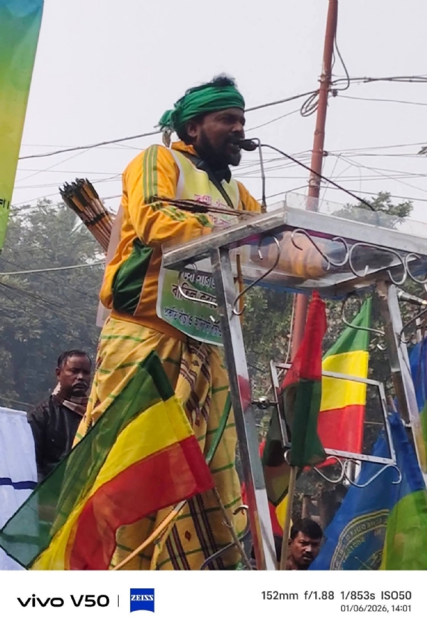 कोलकाता के रानी रासमणि रोड पर आदिवासी समाज का विशाल प्रदर्शन। कोलकाता के रानी रासमणि रोड पर आदिवासी समाज का विशाल प्रदर्शन।