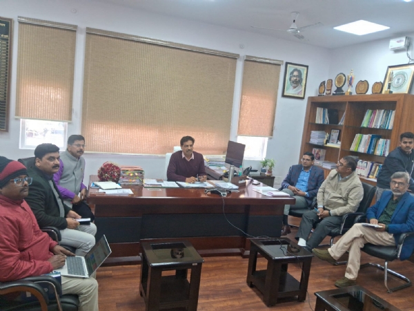 बैठक में शामिल सचिव अजय सिंह सहित अन्‍य पदाधिकारी
