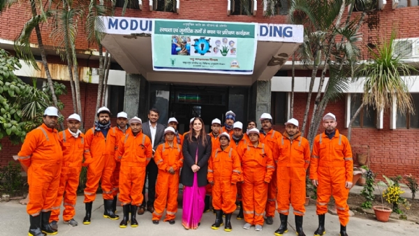 आईवीआरआई, इज्जतनगर में आयोजित दो दिवसीय प्रशिक्षण कार्यक्रम के दौरान सफाई कर्मियों को ज़ूनोटिक रोगों से बचाव व स्वच्छता के उपायों की जानकारी देते विशेषज्ञ एवं प्रतिभागियों को स्वच्छता किट वितरित करते अतिथि।